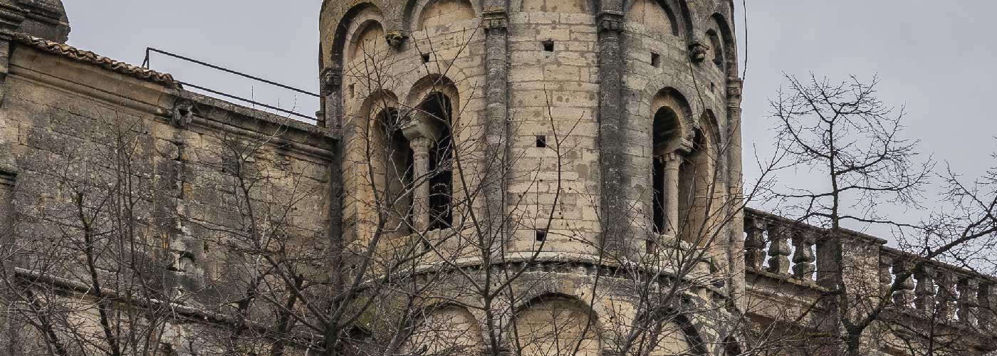 camping uzes cathedrale saint theodorit facade