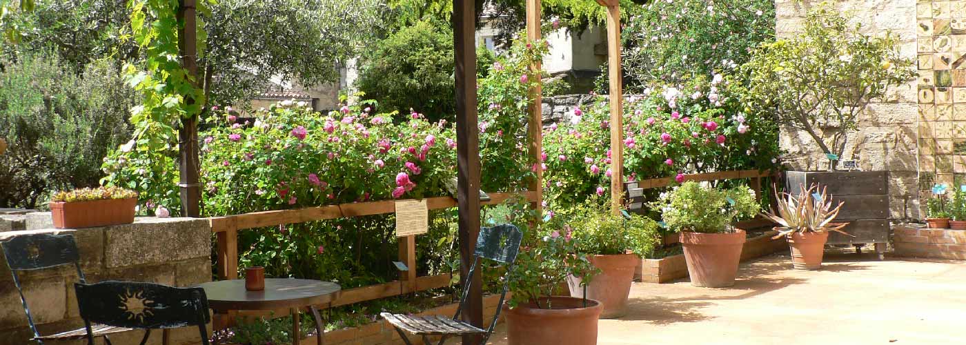 camping uzes jardin medieval terrasse