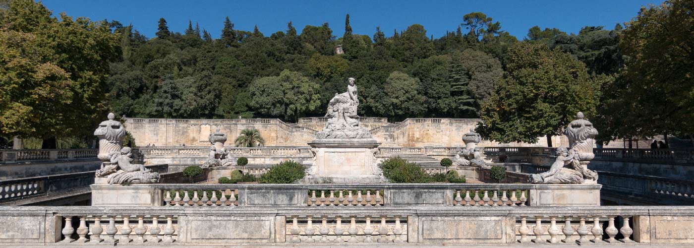 jardins de la fontaine statues nimes